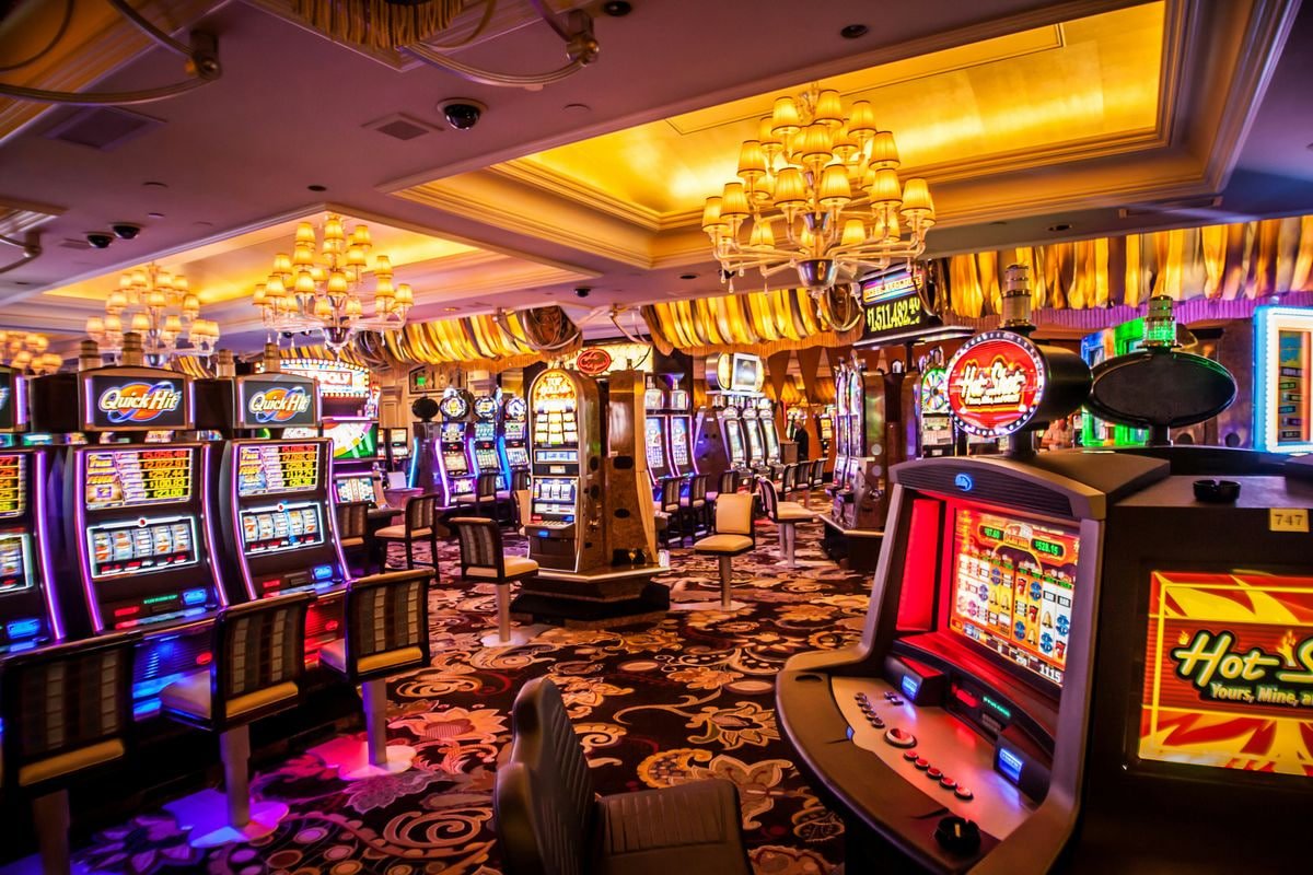 Tangkapan layar permainan slot Hacksaw Gaming di pecah 77 dengan gulungan berwarna-warni dan simbol bonus